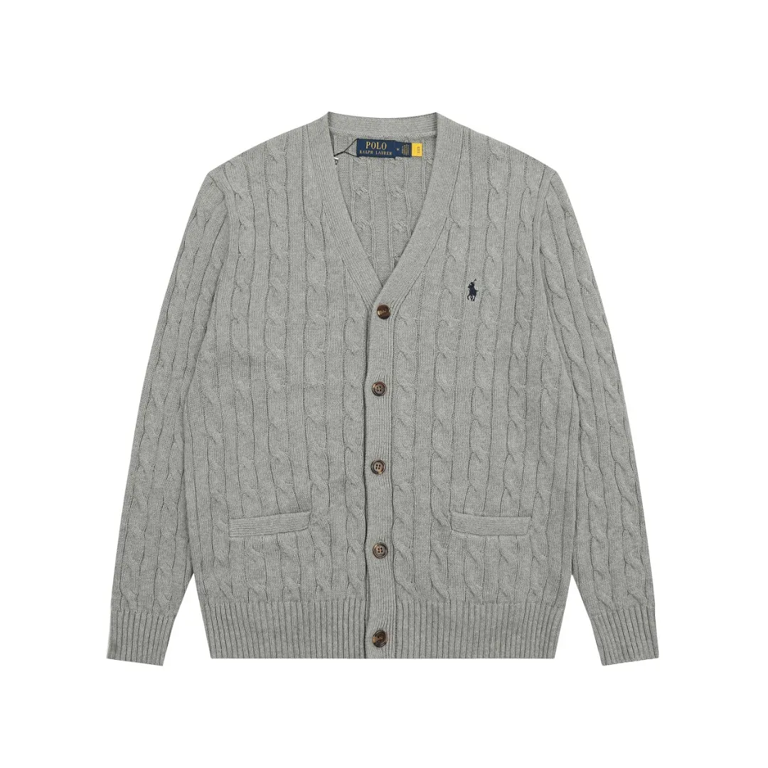 🅿️270 "Top quality" Style number: DS013# [Ralph Lauren V-neck solid color pony embroidered logo twist knitted cardigan] ✅Ralph Lauren classic basic versatile all-season couple knitted cardigan jacket ✅Main supplier platform live broadcast Wholesale entity Replacement if out of stock No removal from shelves ✅ZP quality 1:1 version Scan the code to enter the GF website Counter quality ✅Detailed quality The only one in Guangzhou Imported quality cotton yarn Focusing on high-end, cost-effective, good quality, needless to say. ✅The version is restored to the original. The maximum size can be worn up to 200 pounds. Loose, comfortable and stress-free. ✅The upper body is simple and easy to match. A must-have for ootd. Good-looking clothes are never picky. A must-have for couples with the same style. Size: S-XL. Color: black, navy, off-white, gray, light blue, khaki.